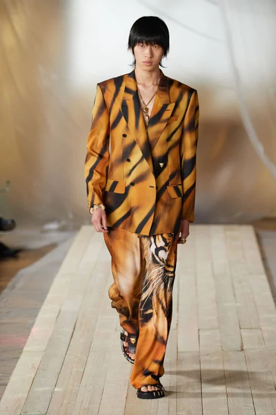 Look 10